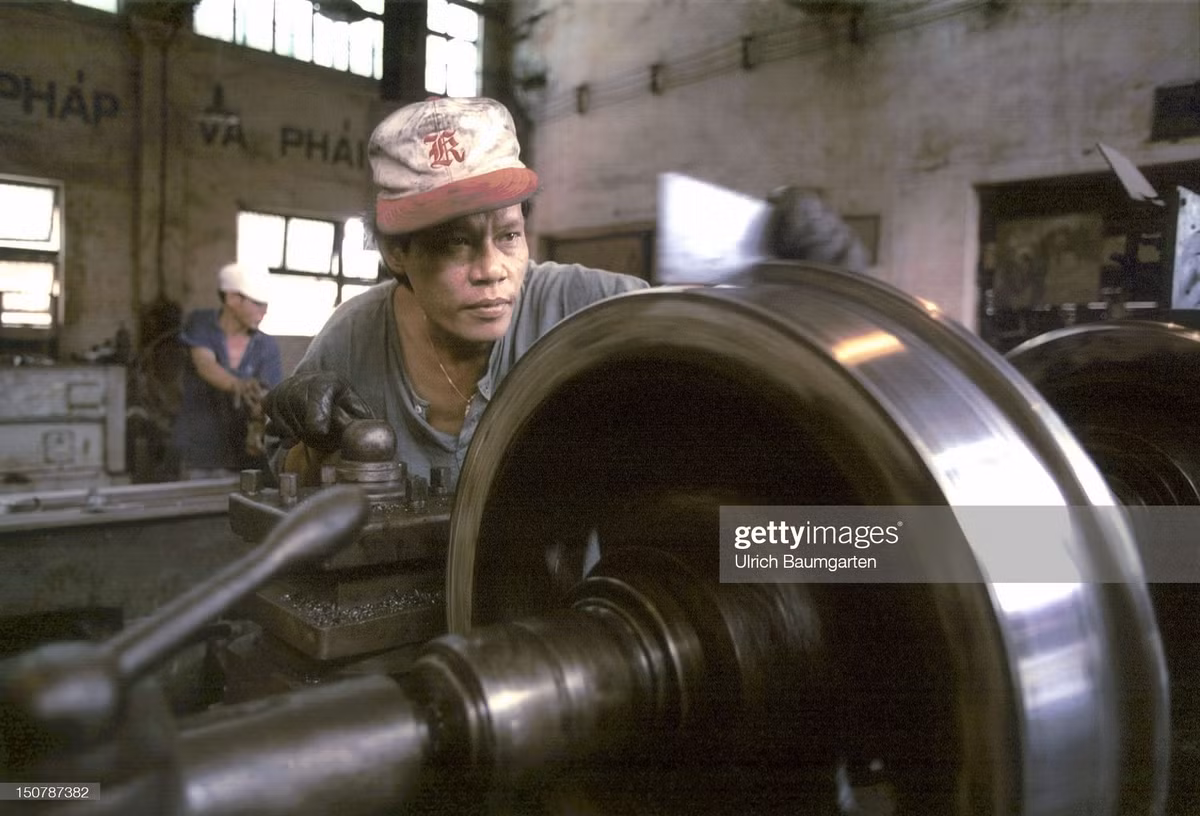 Người công nhân làm việc trong công xưởng của nhà máy đường sắt ở Đà Nẵng.