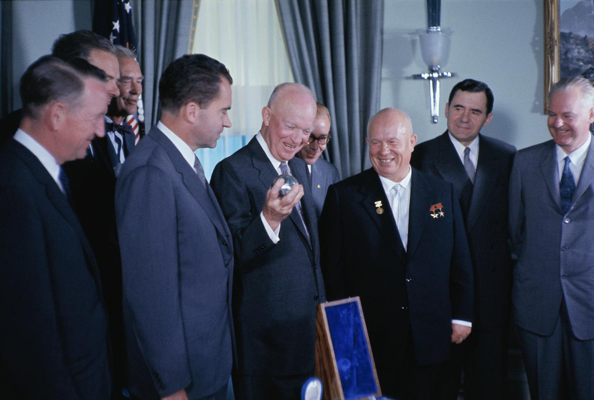 Về cơ bản, chuyến đi Mỹ của Nikita Khrushchev đã đem lại một bầu không khí lạc quan và cởi mở cho mối quan hệ Xô - Mỹ. Đáng tiếc rắng điều này không kéo dài được bao lâu.