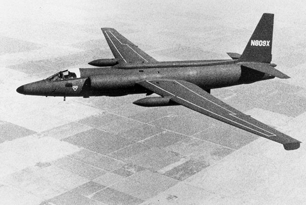 Vào tháng 5/1960, Liên Xô đã bắn hạ một máy bay do thám U-2 của Mỹ trên không phận của mình và bắt giữ phi công. Chính quyền Eisenhower ban đầu chối bay trách nhiệm, và chỉ thừa nhận khi chứng cứ đã quá rõ ràng.