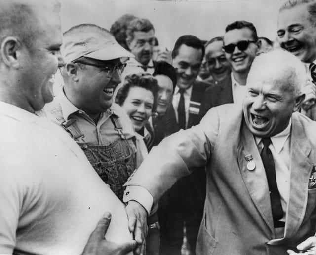 Khi đến thăm Los Angeles, Nikita Khrushchev đã phẫn nộ bởi những bình luận của người đứng đầu hãng phim Twentieth Century Fox Studio và sau đó là cơn bực tức khi bị ngăn đến thăm Disneyland vì lý do an ninh.