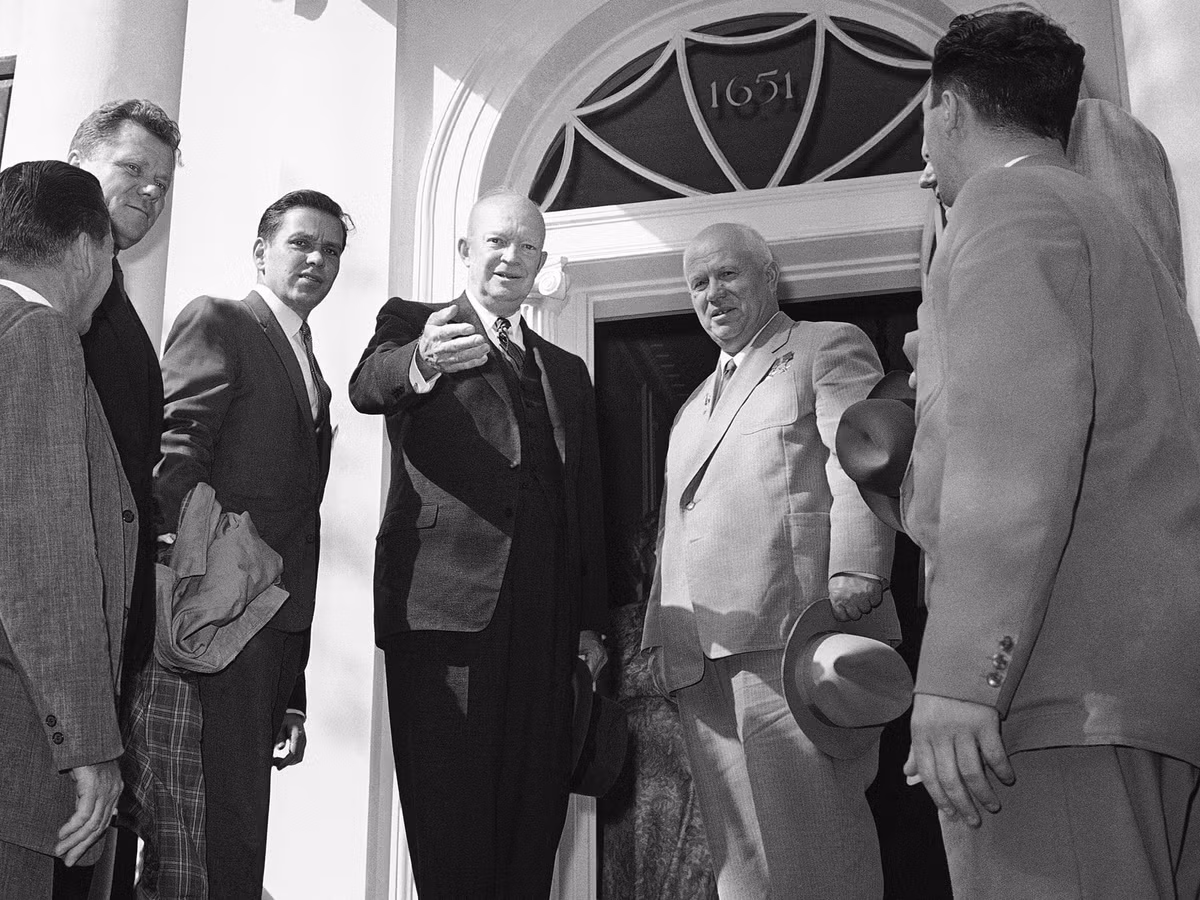 Trước tọa đàm, Eisenhower bày tỏ mong muốn Liên Xô sẽ nhượng bộ trong một số vấn đề, đặc biệt là vấn đề Đức và Berlin. Khrushchev và đoàn tùy tùng của ông tỏ vẻ lạc quan về các cuộc đàm phán.