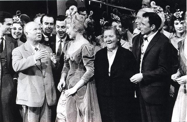 Những ngày đầu tiên trong chuyến thăm của vị nguyên thủ Liên Xô có sự pha trộn giữa những cuộc chiêu đãi xa hoa, các chuyến tham quan lý thú và một vài giây phút căng thẳng.