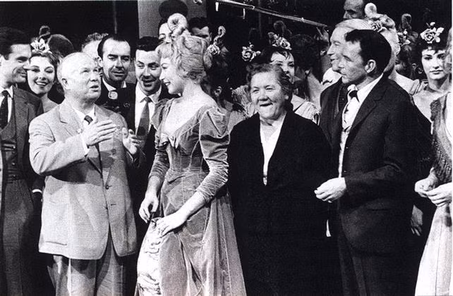 Những ngày đầu tiên trong chuyến thăm của vị nguyên thủ Liên Xô có sự pha trộn giữa những cuộc chiêu đãi xa hoa, các chuyến tham quan lý thú và một vài giây phút căng thẳng.