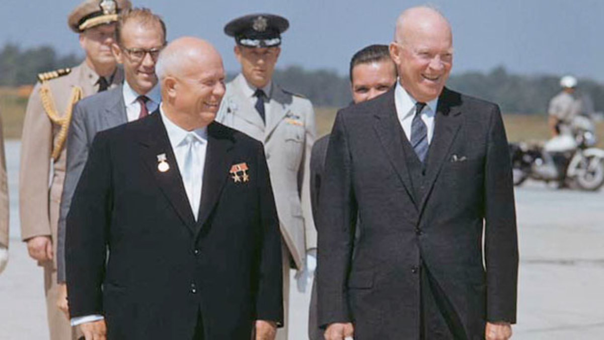 Đến ngày 25/9, nội dung chính trong chuyến thăm Mỹ của Khrushchev bắt đầu khi ông và Tổng thống Eisenhower gặp nhau tại Trại David ở Maryland để bắt đầu hai ngày tọa đàm về Chiến tranh Lạnh.