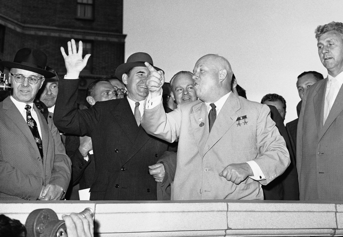 Vào ngày15/9/1959 nhà lãnh đạo Liên Xô Nikita Khrushchev đã bắt đầu chuyến thăm lịch sử đến nước Mỹ, đối thủ "không đội trời chung" của Liên Xô thời Chiến tranh Lạnh.