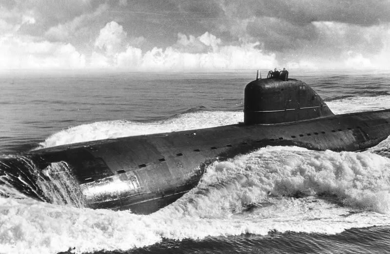 Khi một tàu kéo đến hiện trường, 75 thủy thủ trở lại tàu trong nỗ lực đưa tàu K-8 về căn cứ. Tuy nhiên, tàu bị đứt neo và mất kiểm soát trong điều kiện biển động mạnh.