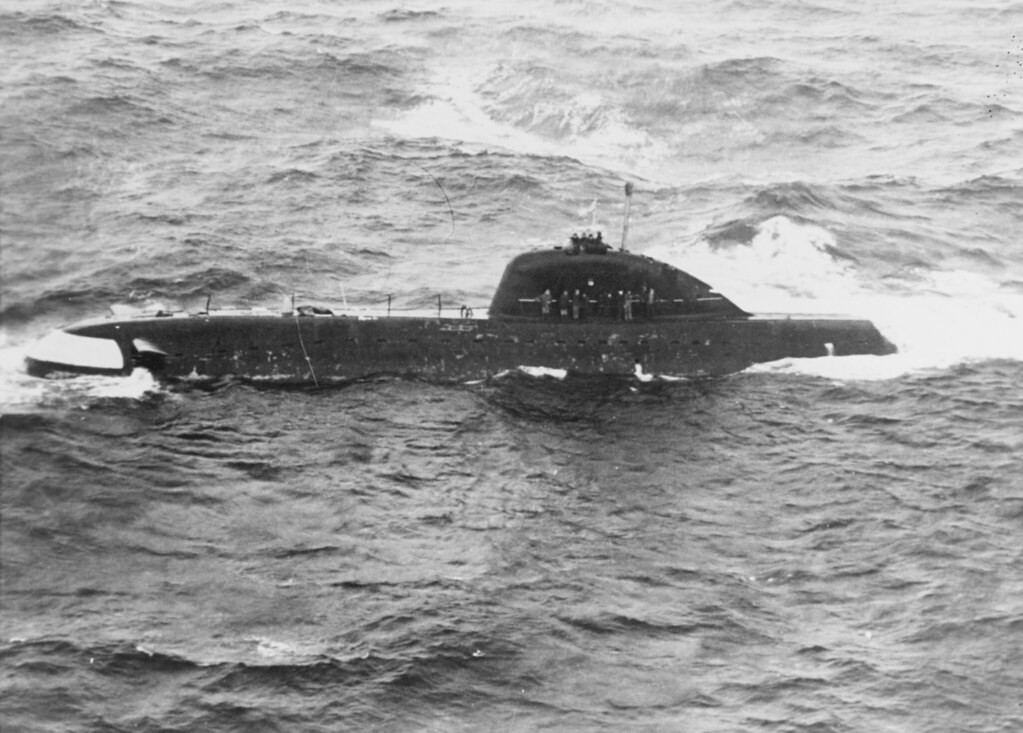 Tàu ngầm K-8 sau đó chìm xuống đáy biển cùng 4 ngư lôi hạt nhân ở độ sâu 4.680 m và cách Tây Ban Nha 490 km về phía Tây Bắc. Độ sâu quá lớn khiến việc trục vớt con tàu gần như không thể.