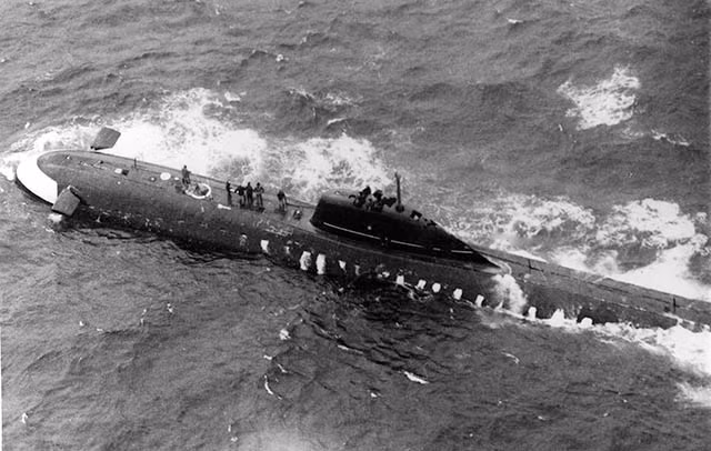 Cụ thể, trong chuyến ra khơi ngày 8/4/1970, một đám cháy đã bùng lên trên khoang tàu ngầm K-8. Thuyền trưởng ra lệnh tắt lò phản ứng hạt nhân và rời bỏ con tàu.