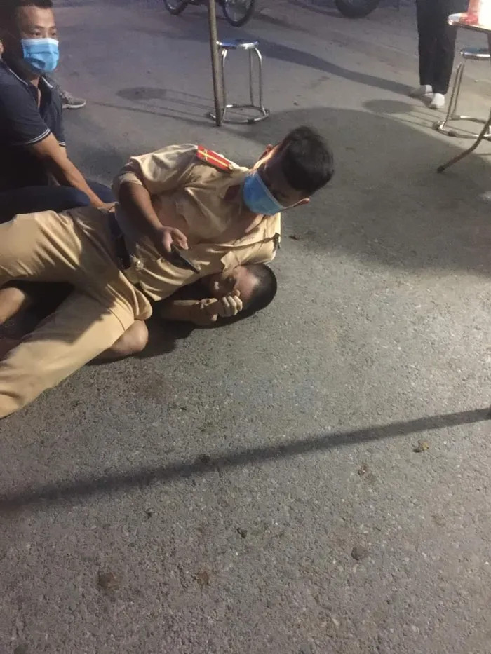 Thanh nien khong deo khau trang bat ngo dam can bo chot kiem dich