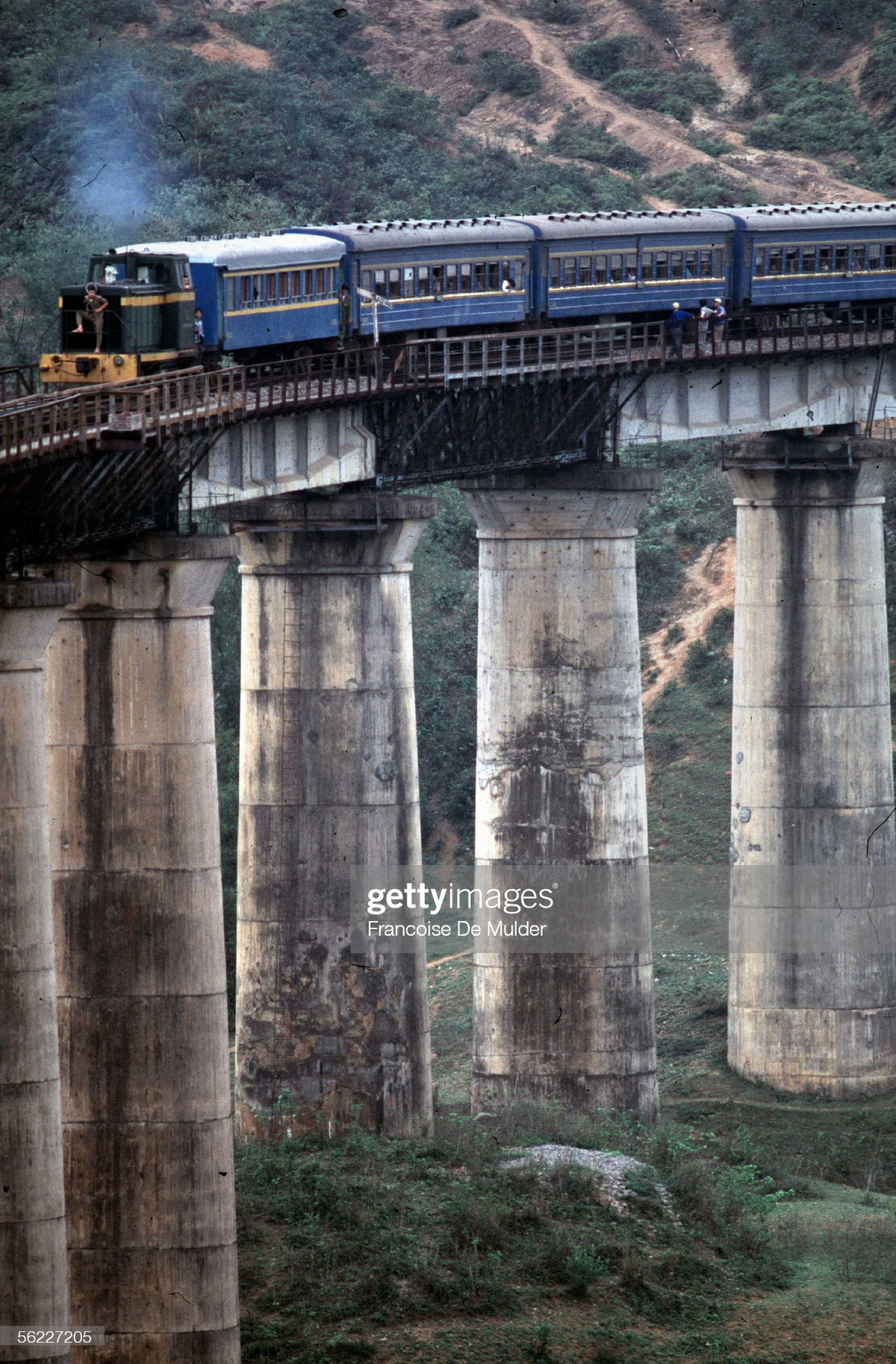 Đoàn tàu chạy qua một cây cầu đường sắt ở Lạng Sơn, gần biên giới Việt - Trung, 1995.
