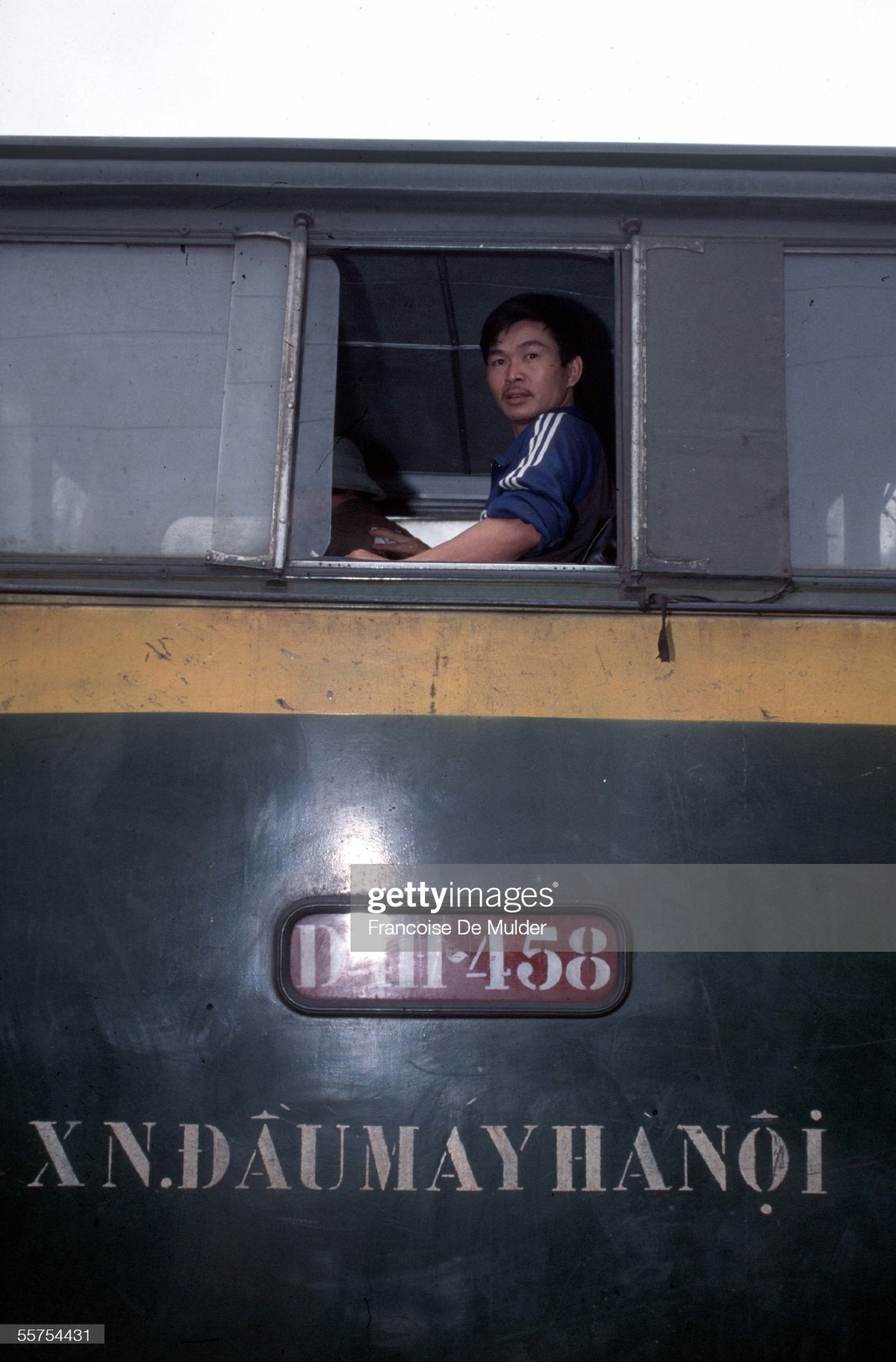 Người lái tàu của đầu máy D411-458, Xí nghiệp Đầu máy Hà Nội, 1995.