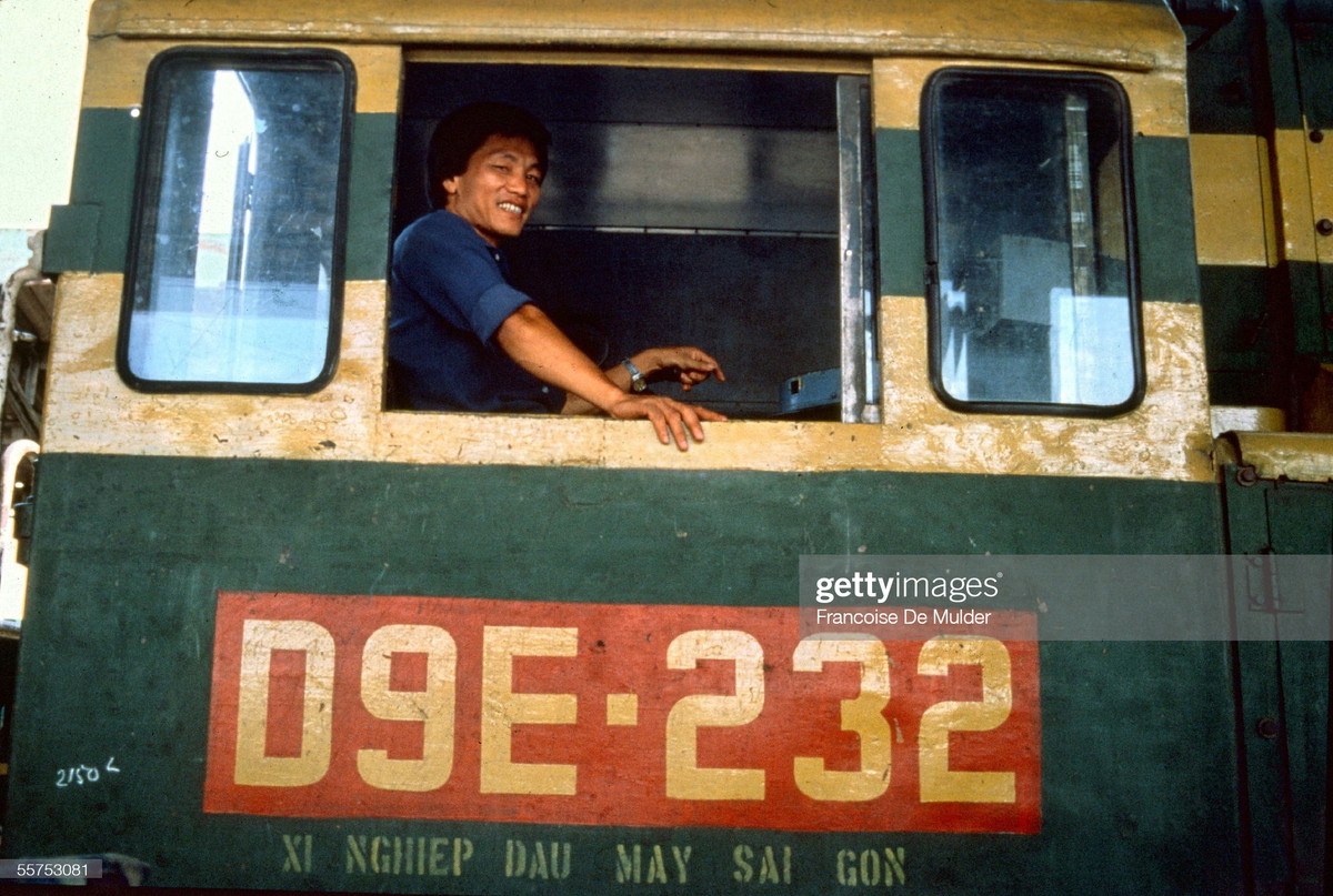 Chân dung một người lái tàu của tuyến đường sắt Bắc - Nam, 1989. Chiếc đầu máy mang số hiệu D9E-232, nằm dưới sự quản lý của Xí nghiệp Đầu máy Sài Gòn.