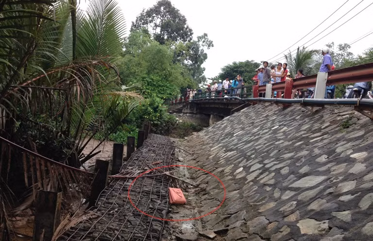 Hai tên cướp đã vứt xe và chiếc giỏ xách của nạn nhân rồi nhảy xuống cầu tẩu thoát