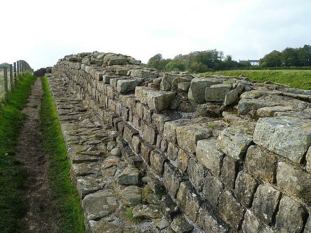 Việc xây dựng có thể đã được bắt đầu vào khoảng năm 122 SCN, sau khi Hadrian đến thăm một tỉnh La Mã mà thời bấy giờ được gọi là Britannia. Phần lớn bức tường được làm từ đá, mặc dù một vài phần được đắp bằng đất.