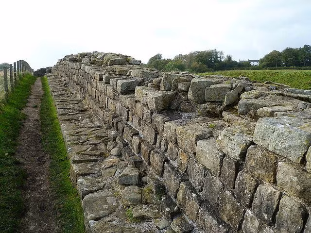 Việc xây dựng có thể đã được bắt đầu vào khoảng năm 122 SCN, sau khi Hadrian đến thăm một tỉnh La Mã mà thời bấy giờ được gọi là Britannia. Phần lớn bức tường được làm từ đá, mặc dù một vài phần được đắp bằng đất.