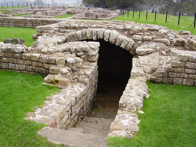 Có hai tháp quan sát được đặt giữa mỗi pháo đài nhỏ. Ngoài ra, còn có hơn một chục pháo đài lớn dọc theo chiều dài bức tường, dùng làm đồn trú cho các binh sĩ.