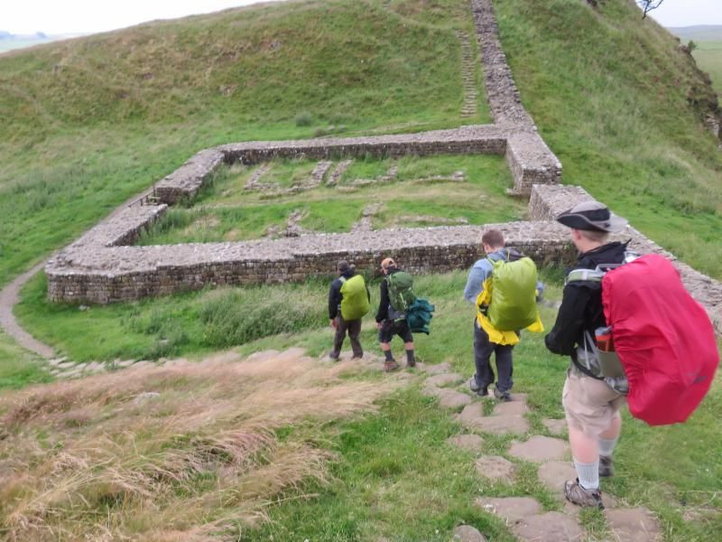Ngày nay, một con đường đi bộ dài chạy dọc theo phần còn lại bức tường Hadrian ở miền Bắc nước Anh đã được xây dựng để phục vụ nhu cầu tham quan của mọi người.