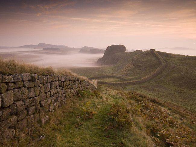 Người ta cho rằng đã có một đội quân 15.000 người làm việc trong ít nhất sáu năm để hoàn thành bức tường kỳ vĩ này.