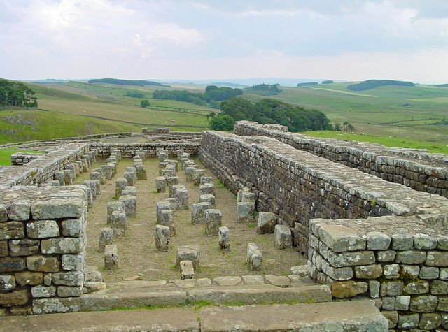 Dọc theo bức tường Hadrian, các pháo đài nhỏ, người La Mã gọi là milecastle - đã được dựng lên cách nhau một dặm La Mã (tương đương với 1,5 km) dọc theo bức tường.