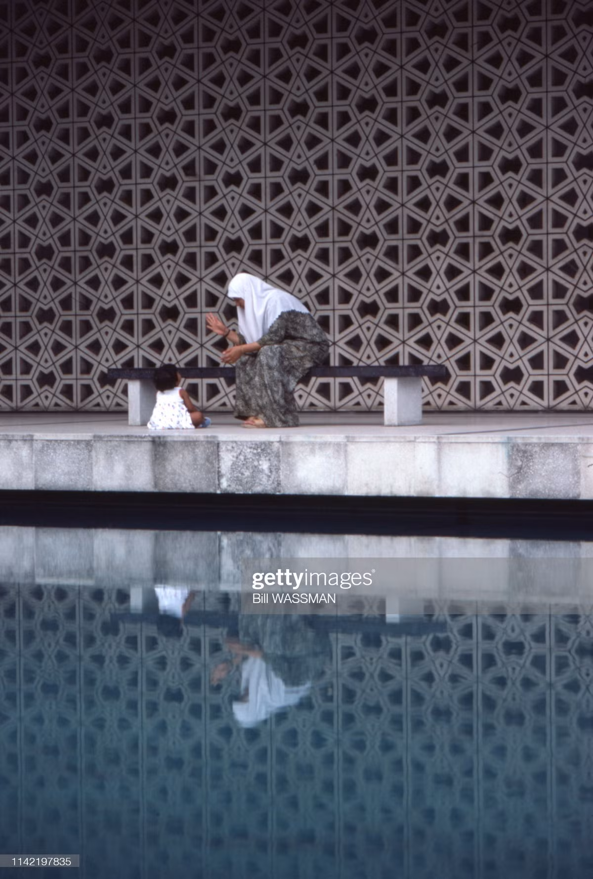 Nữ tín đồ Hồi giáo trong sân của thánh đường Masjid Negara.
