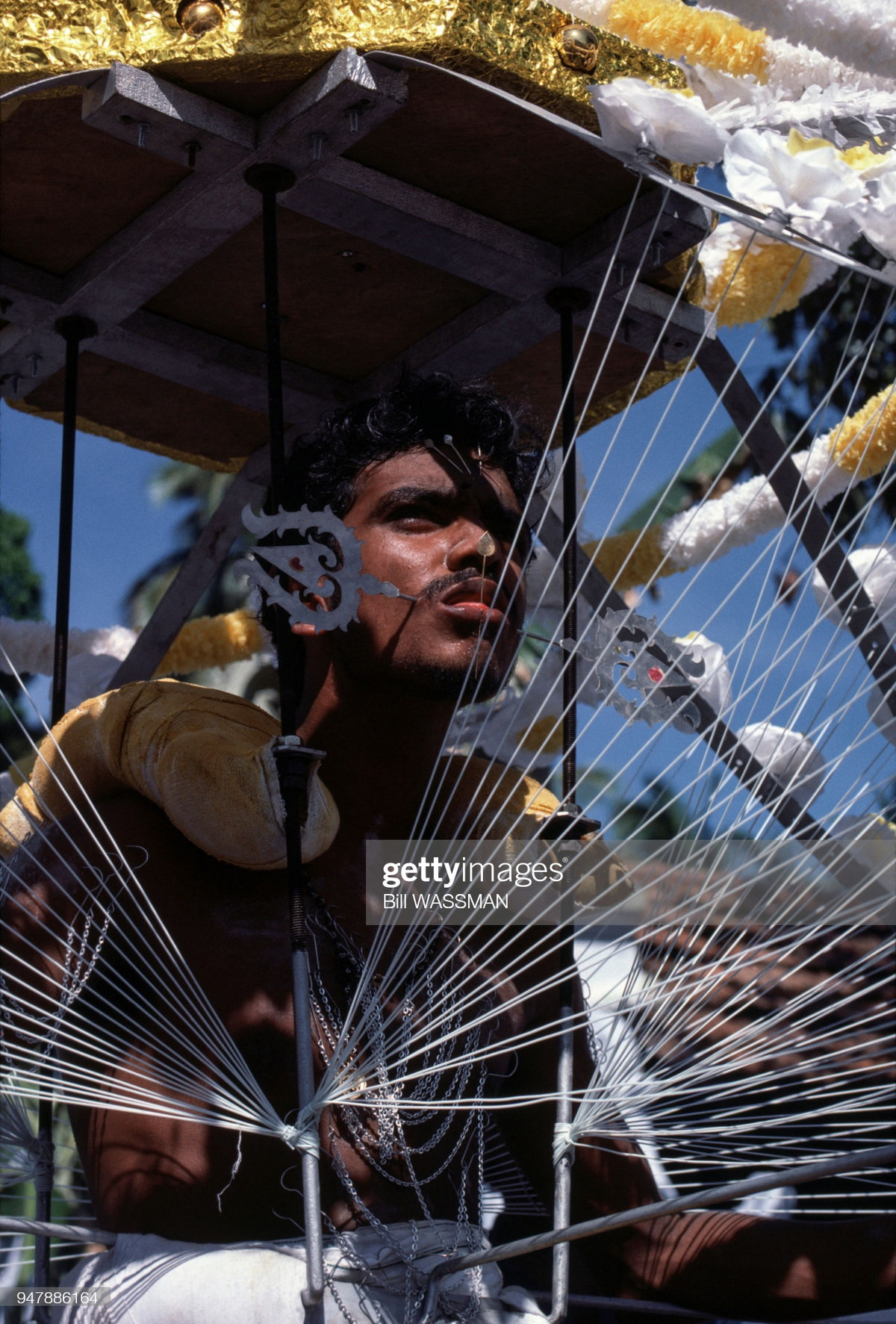 Một tín đồ thực hiện nghi lễ hành xác trong lễ hội Thaipusam của người Hindu ở Penang.