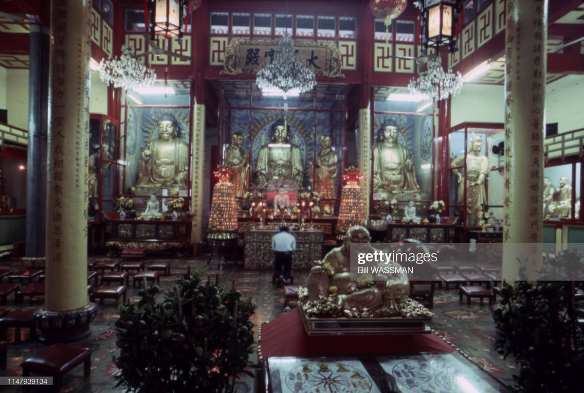 Bên trong điện thờ của chùa Kek Lok Si.