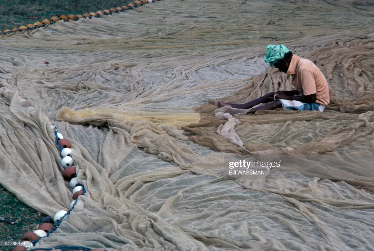 Ngư dân Malaysia vá lưới.