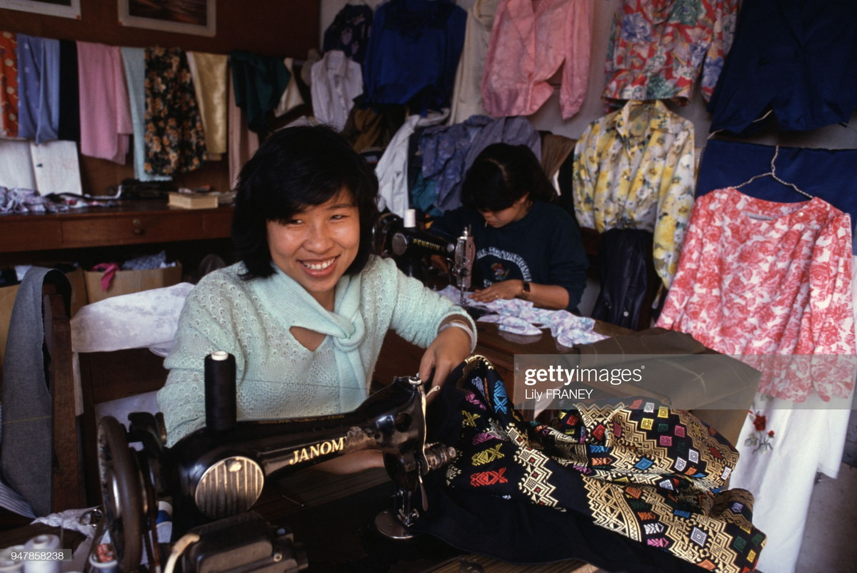 Nữ thợ may trẻ tuổi trong tiệm may.