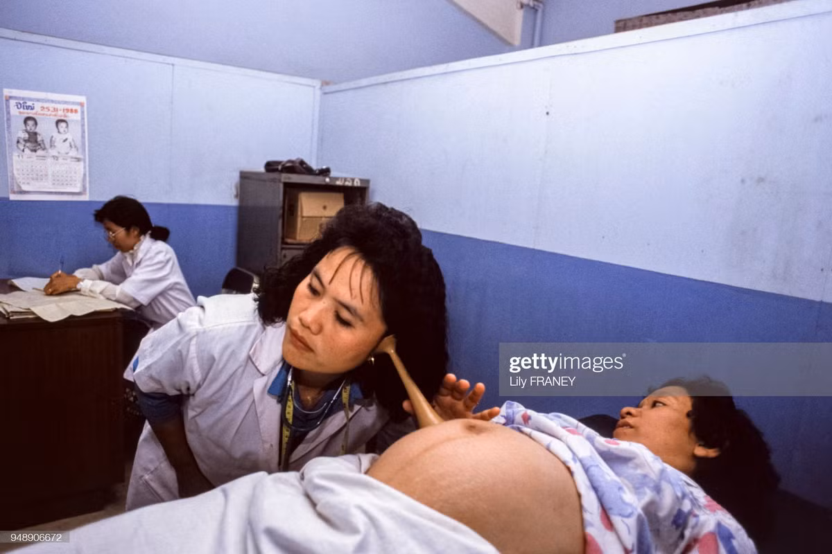 Nữ bác sĩ khám cho một sản phụ.