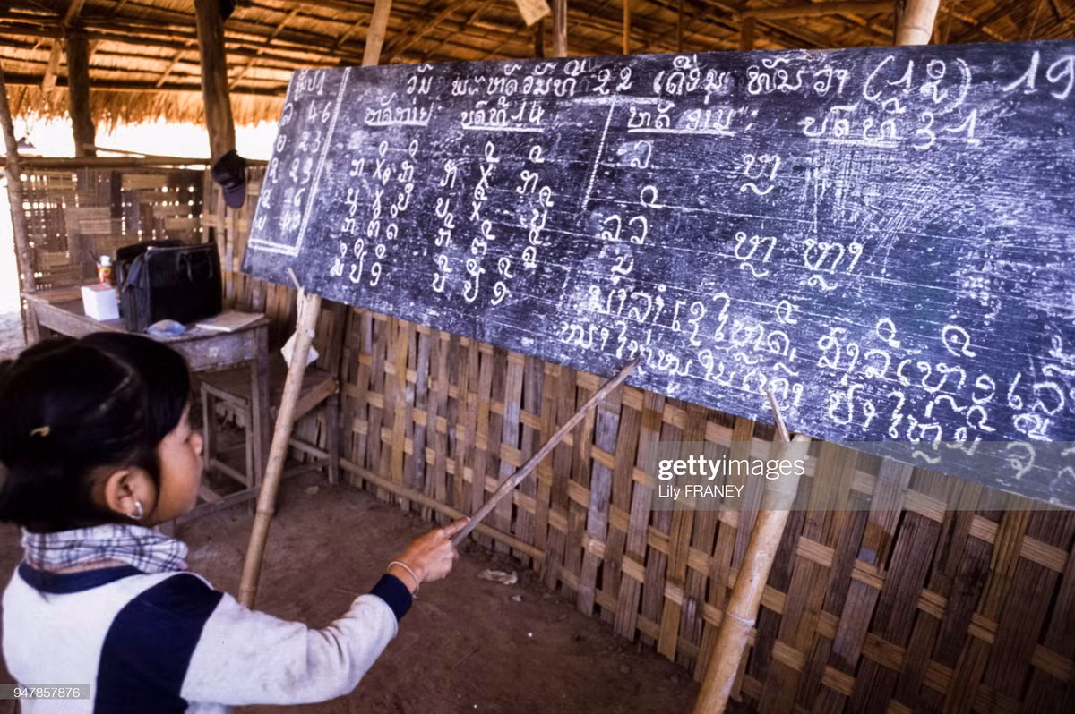 Lớp học đơn sơ tại một trường làng ở Lào năm 1988. Ảnh: Lily Franey/ Getty Images.