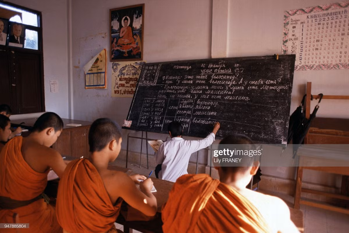 Tại một lớp học của các tăng ni sinh.