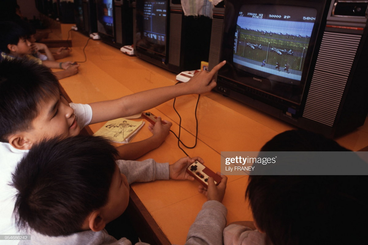 Trẻ em trong tiệm trò chơi điện tử "bốn nút" ở thành phố Vientiane.