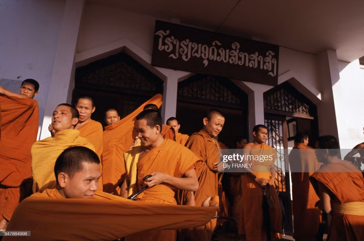 Các nhà sư trẻ bên ngoài ngôi trường dành cho tăng ni sinh.