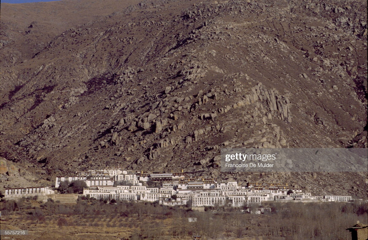 Toàn cảnh tu viện Drepung, vùng ven thành phố Lhasa.