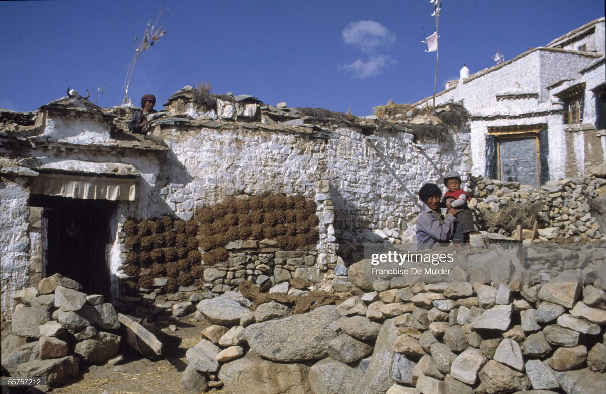 Bên ngoài chùa Rato.