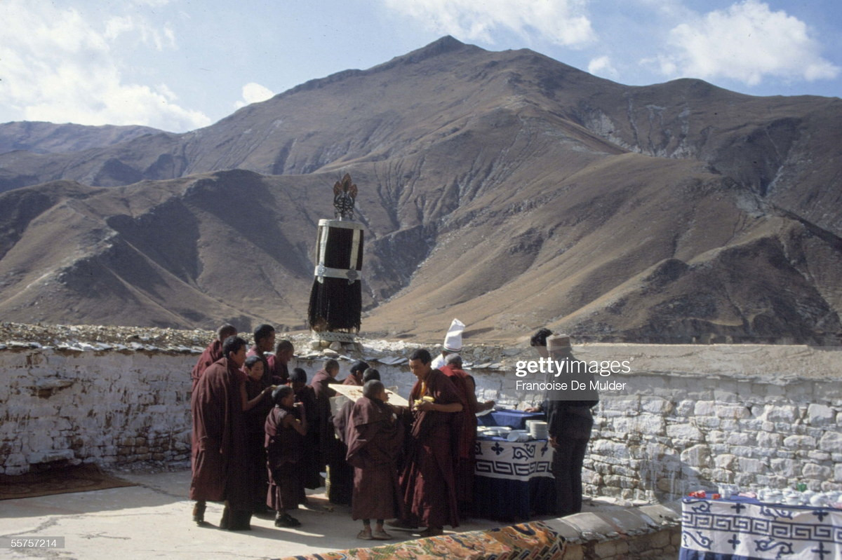 Trong sân chùa Rato.