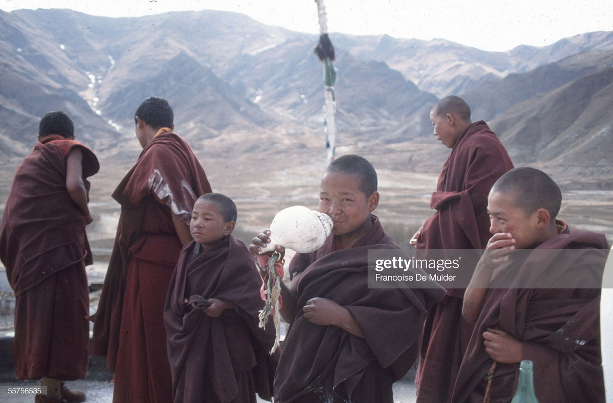 Chú tiểu ở chùa Rato cầm chiếc dung-dkar (tù và vỏ ốc), một nhạc cụ dùng trong nghi lễ tôn giáo ở Tây Tạng.