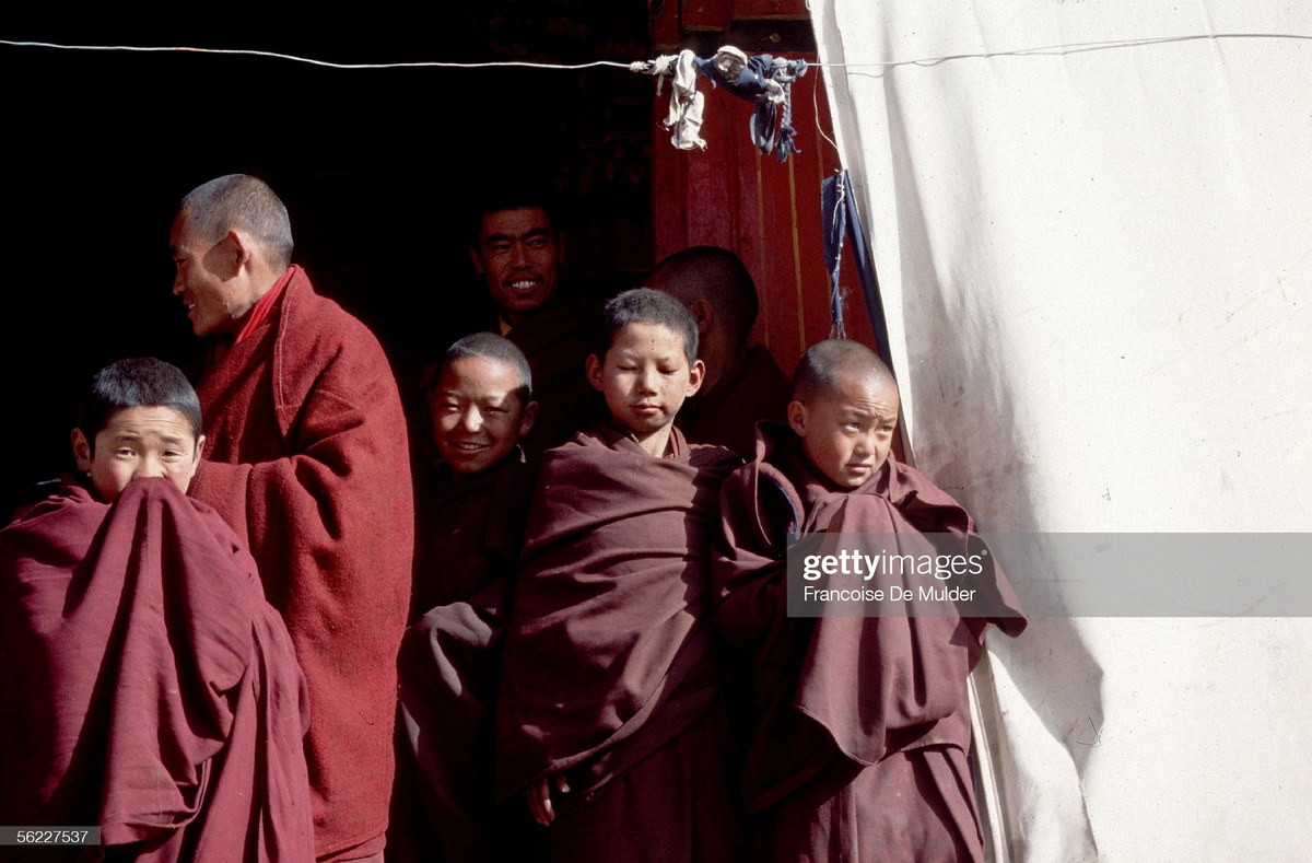 Nhà sư và các chú tiểu ở chùa Rato.