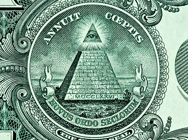 Hình ảnh chiếc kim tự tháp dang phía dưới Thiên nhãn tượng trưng cho “sức mạnh và sự bền bỉ” với 13 nấc thang đại diện cho 13 tiểu bang lập quốc của Mỹ.