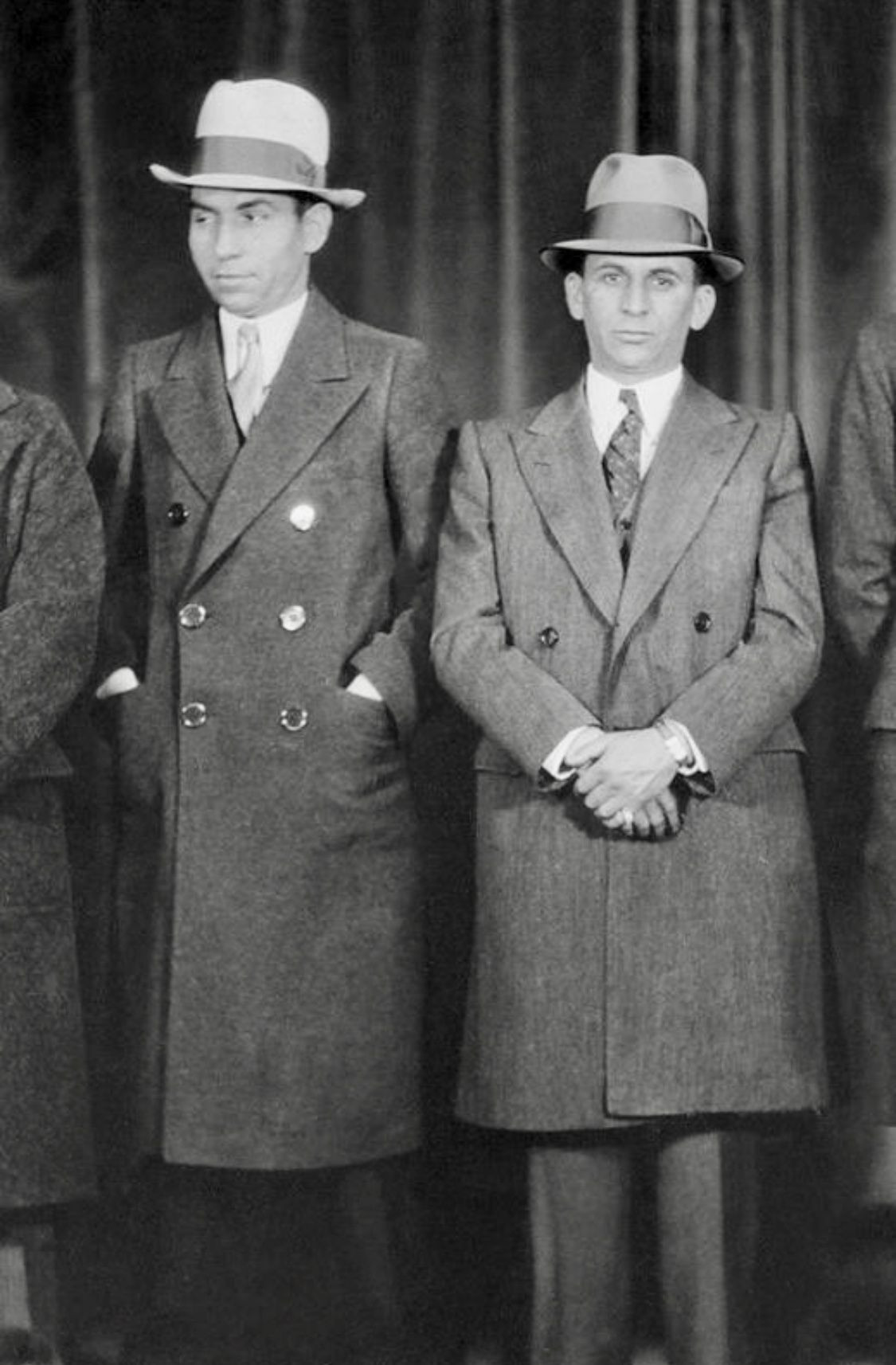 Các đầu mối liên lạc của Luciano thậm chí đã hỗ trợ cho cuộc đổ bộ của quân Đồng Minh vào đảo Sicily bằng cách cung cấp bản đồ các hải cảng của đảo, hình ảnh bờ biển và đầu mối liên lạc y bên trong giới mafia của Sicily, những kẻ thù của Mussolini.