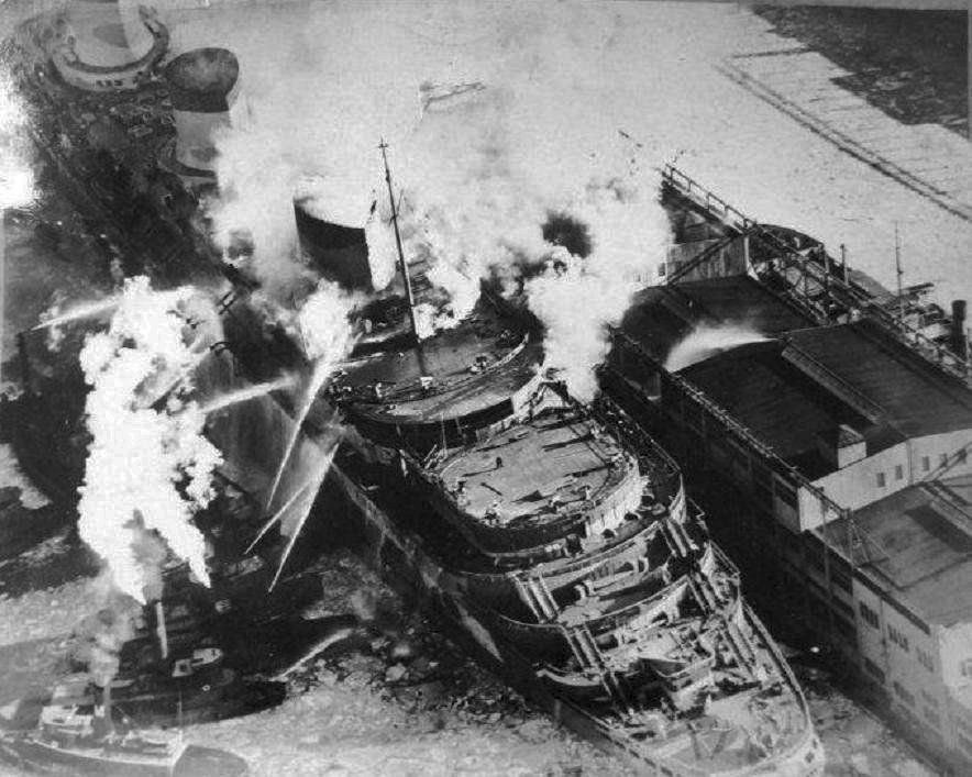 Câu chuyện bắt đầu vào chiều ngày 9/2/1942, khi ngọn lửa nhấn chìm SS Normandie, một tàu vận chuyển binh lính Mỹ, khi con tàu đang neo đậu ở phía Tây của Manhattan, New York.