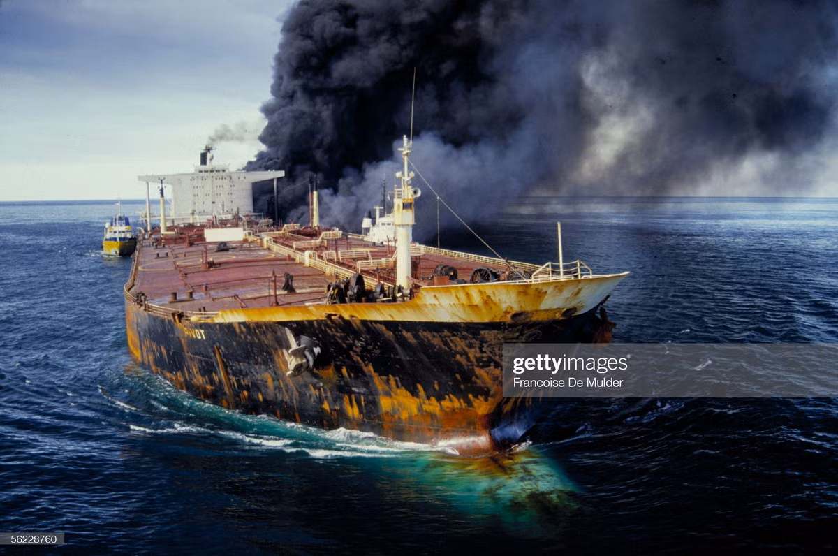 Tàu chở dầu Pivot, mang quốc tịch Cyprus, bốc cháy do hỏa lực của Iran trên eo biển Hormuz, tháng 12/1987.