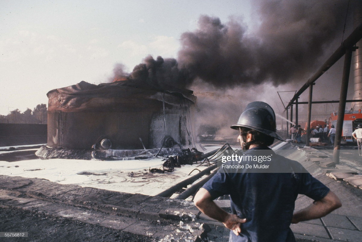 Bồn dầu của nhà máy nhiệt điện Baghdad, Iraq, bốc cháy do bị quân Iran bắn phá, 1980.