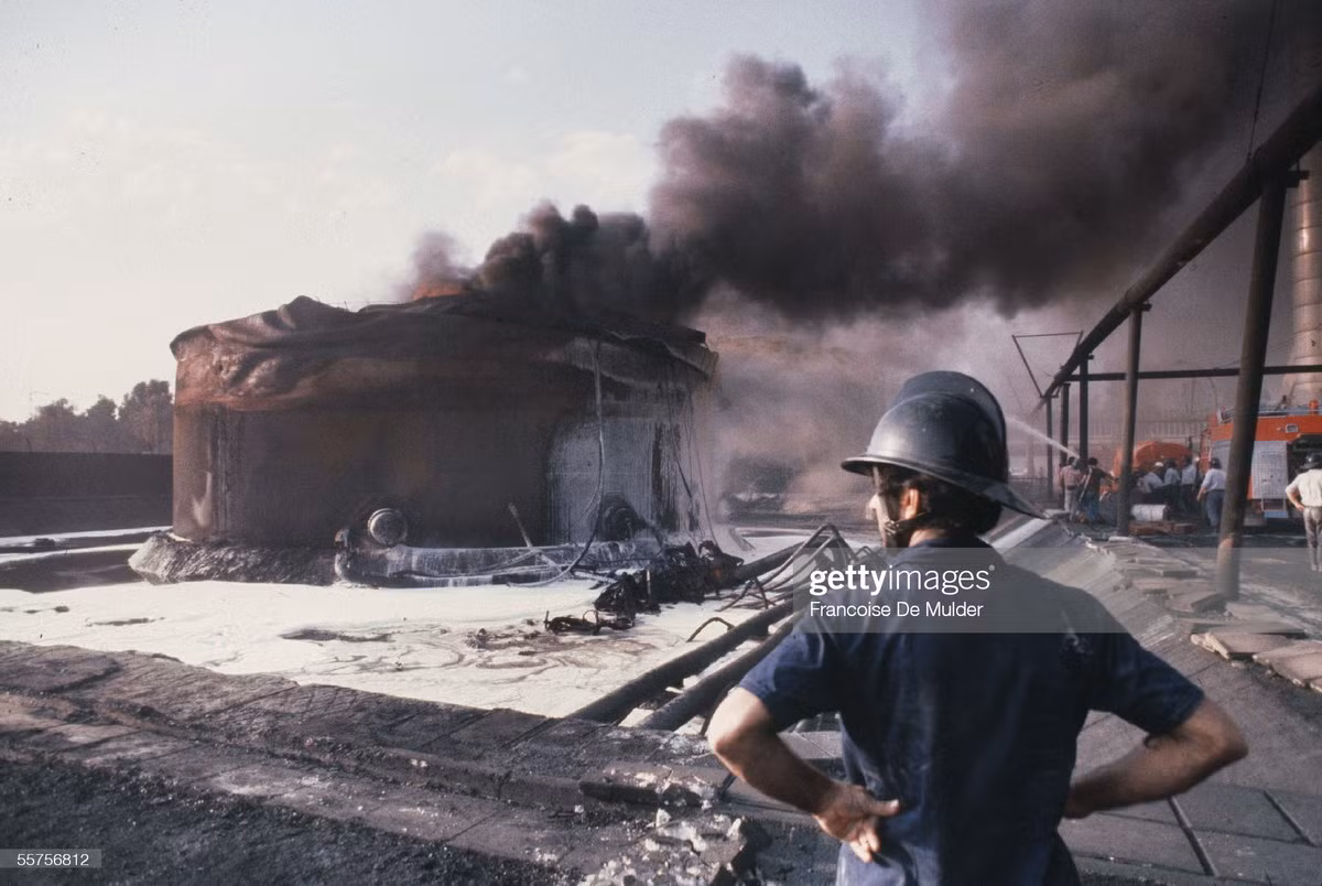 Bồn dầu của nhà máy nhiệt điện Baghdad, Iraq, bốc cháy do bị quân Iran bắn phá, 1980.