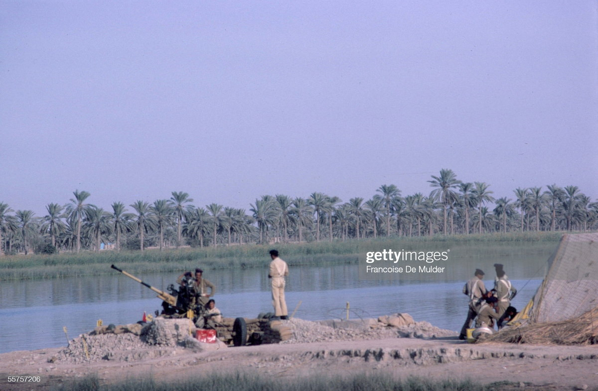 Pháo binh Iraq nã đạn bên bờ sông Chatt al-Arab, nơi giáp ranh với Iran, 1980.