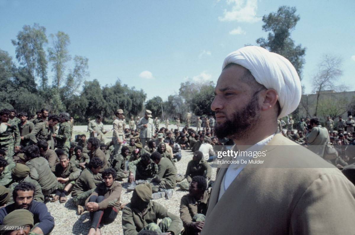 Các tù binh Iraq bị phía Iran bắt giữ ở Ahvaz, tháng 4/1982.