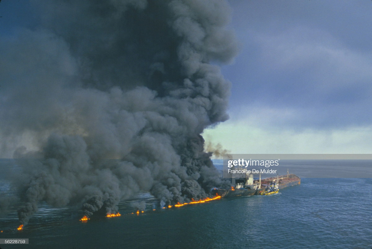 Dầu loang ra từ tàu Pivot và bốc cháy trên mặt biển. Các vụ tấn công nhằm vào tàu thương mại ở Vịnh Ba Tư và eo biển Hormuz từ năm 1984-1988 là một phần của chiến tranh Iran - Iraq.