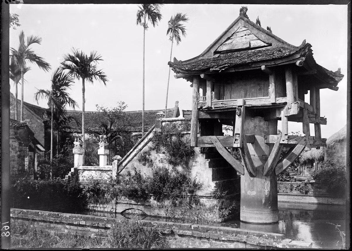 Mặt bên của đài Liên Hoa, 1898.