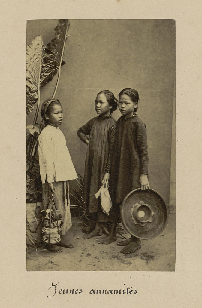 Ba bé gái thuộc hai tầng lớp khác nhau: Bên trái là con nhà nghèo và bên phải là tiểu thư nhà khá giả.