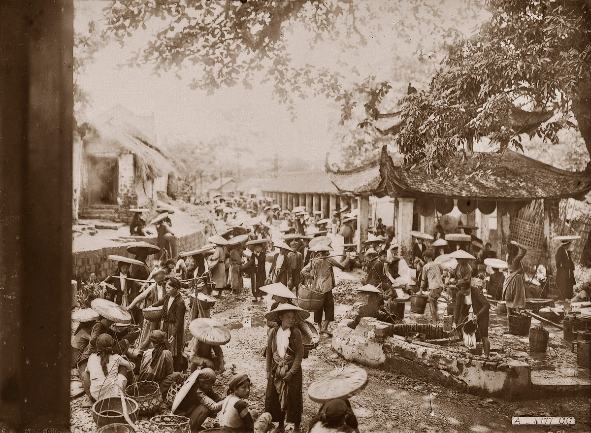 Không khí sôi động tại một buổi họp chợ thập niên 1920.